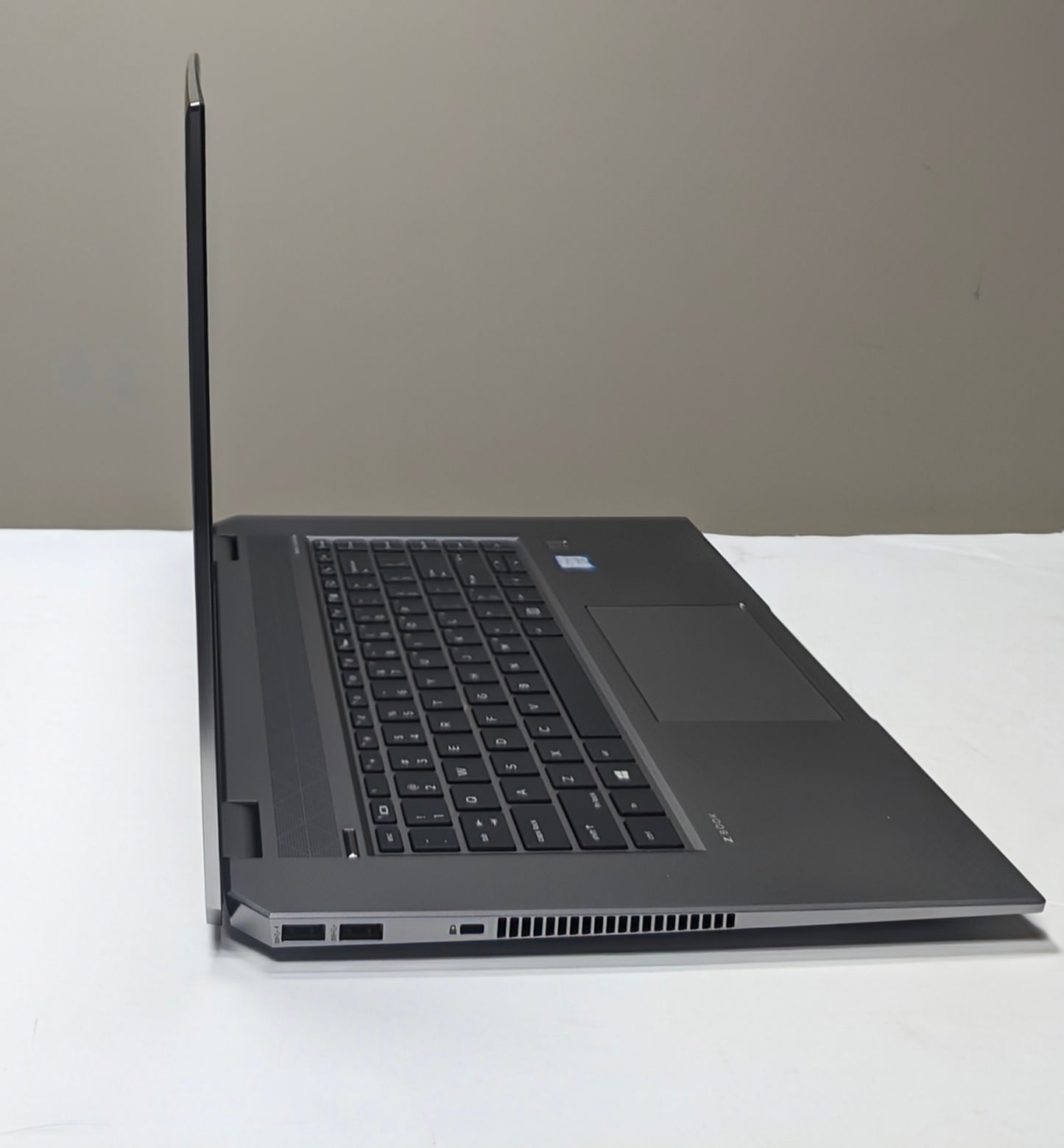 HP ZBook Studio G5 15.6' Mobile Workstation - Core i7 i7-9850H - 16 GB