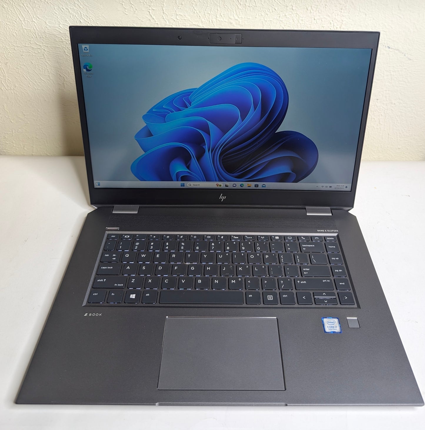 HP ZBook Studio G5 15.6' Mobile Workstation - Core i7 i7-9850H - 16 GB