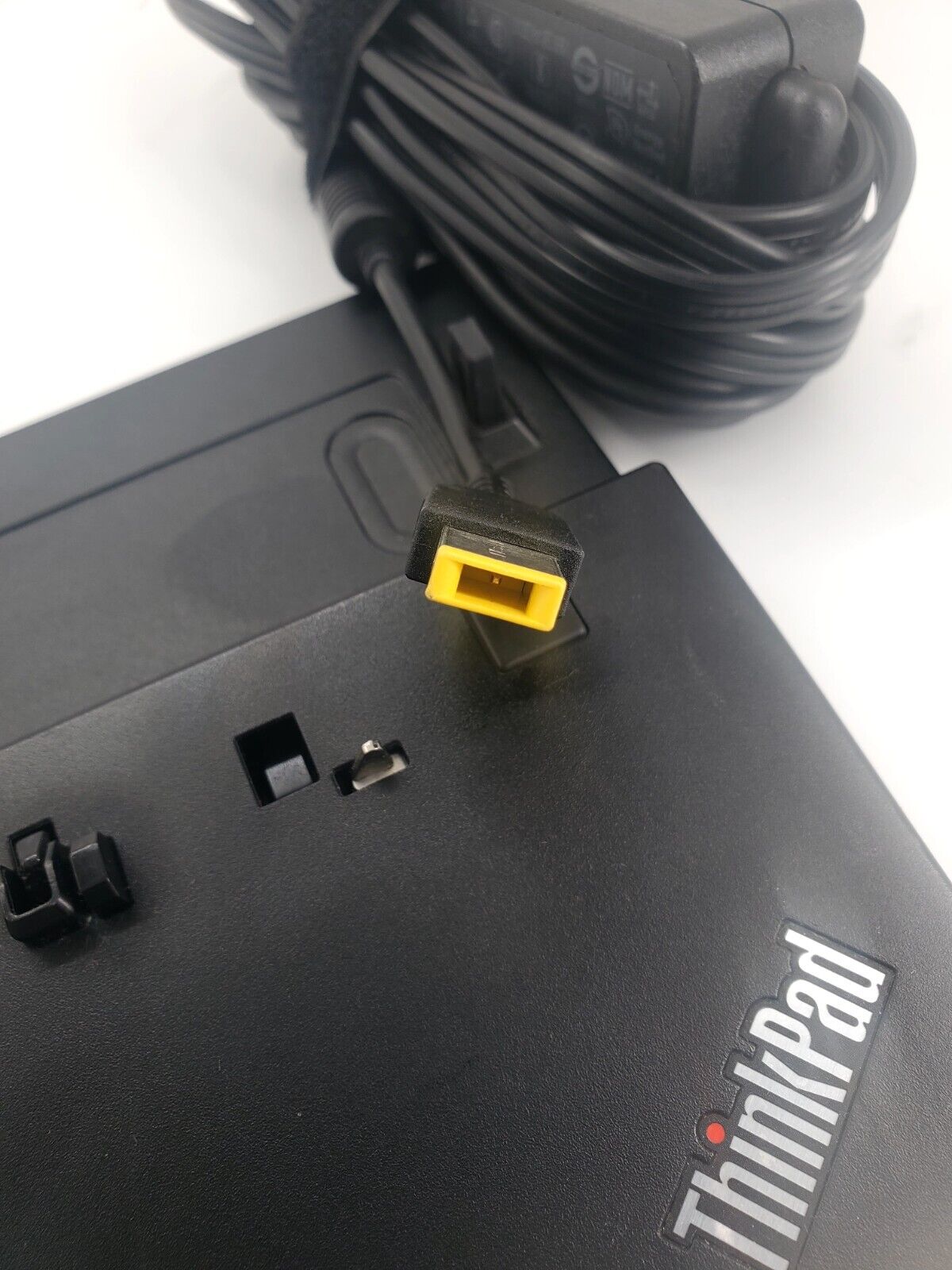 Genuine Lenovo ThinkPad Ultra Dock Type 40A2 Docking Station w/Key + 90W Adapter